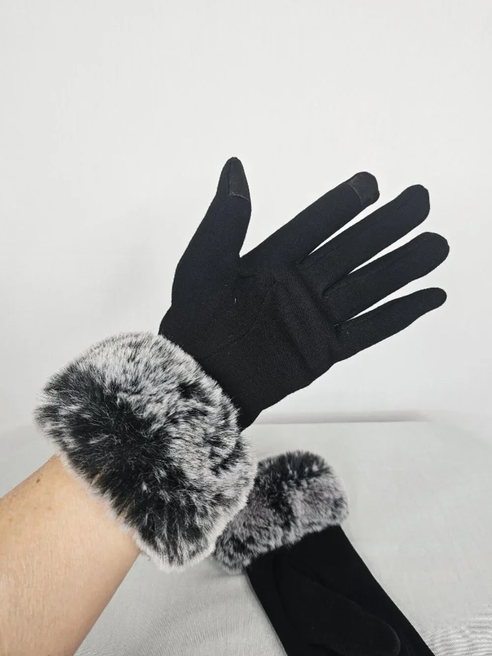 2 Chic Touchscreen Gloves | Faux Fur Cuff | Black Gray | Small NWOT